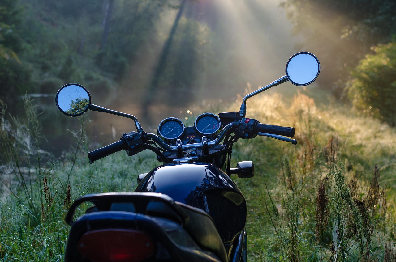 Zalety zabezpieczenia motocykla folią PPF: ochrona lakieru przed zarysowaniami, odpryskami i UV